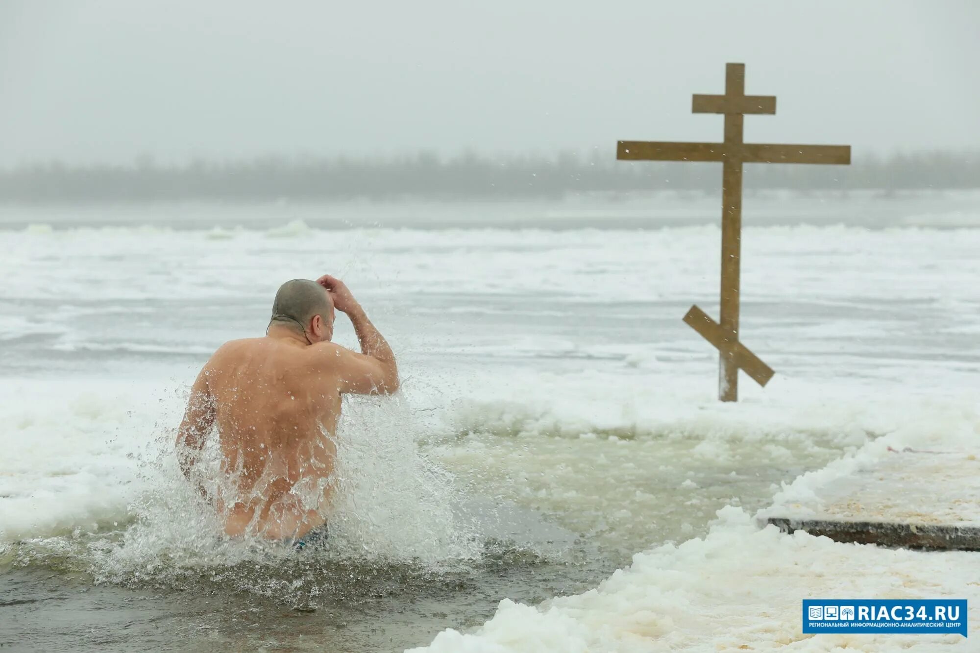 Крещенские купания. Купель на крещение. Крещение прорубь. Крещенские купания 2023. 19 января 2015