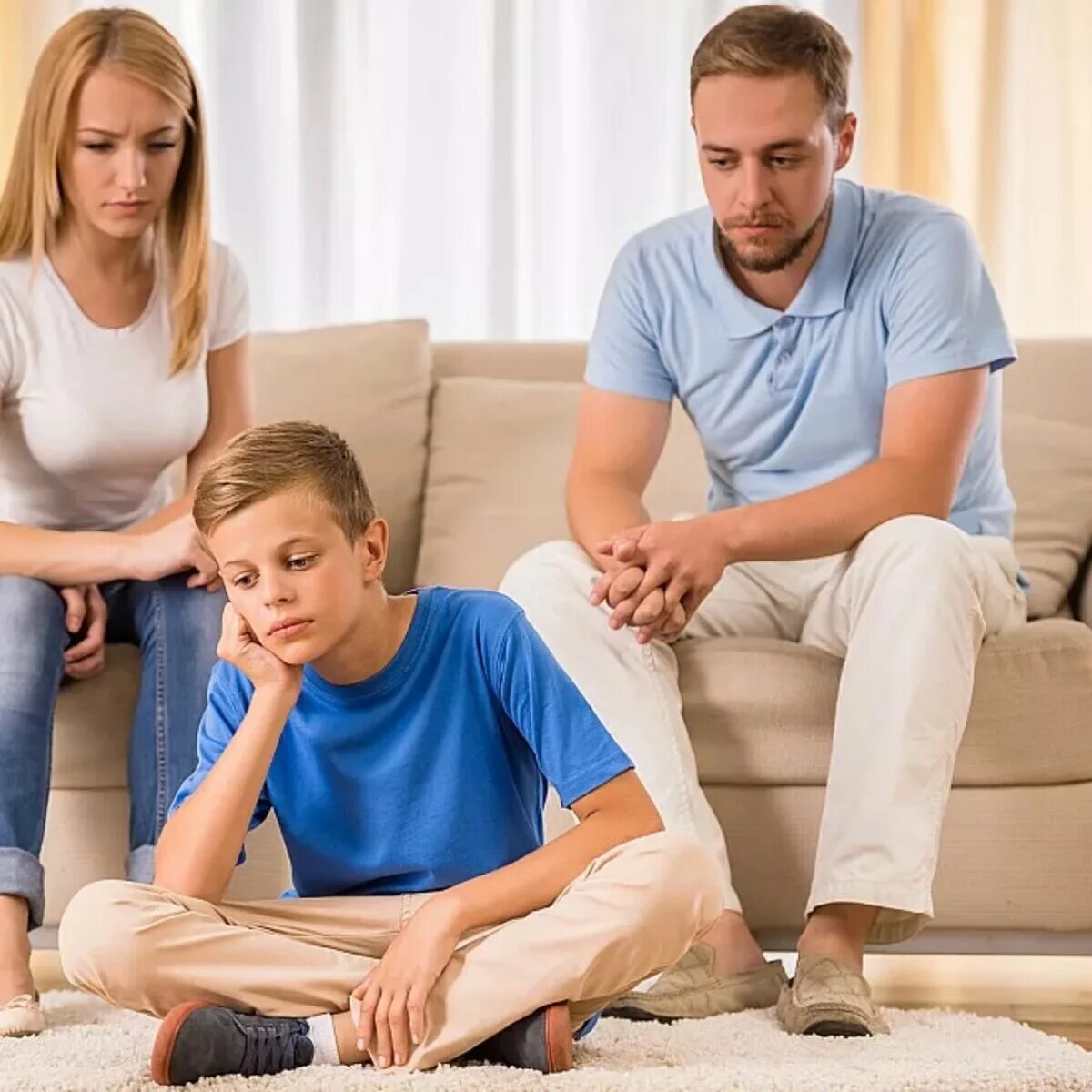 Подростки и родители. Подростковый возраст. Дети подростки встречаются. Подросток со сверстниками. Родители и дети.