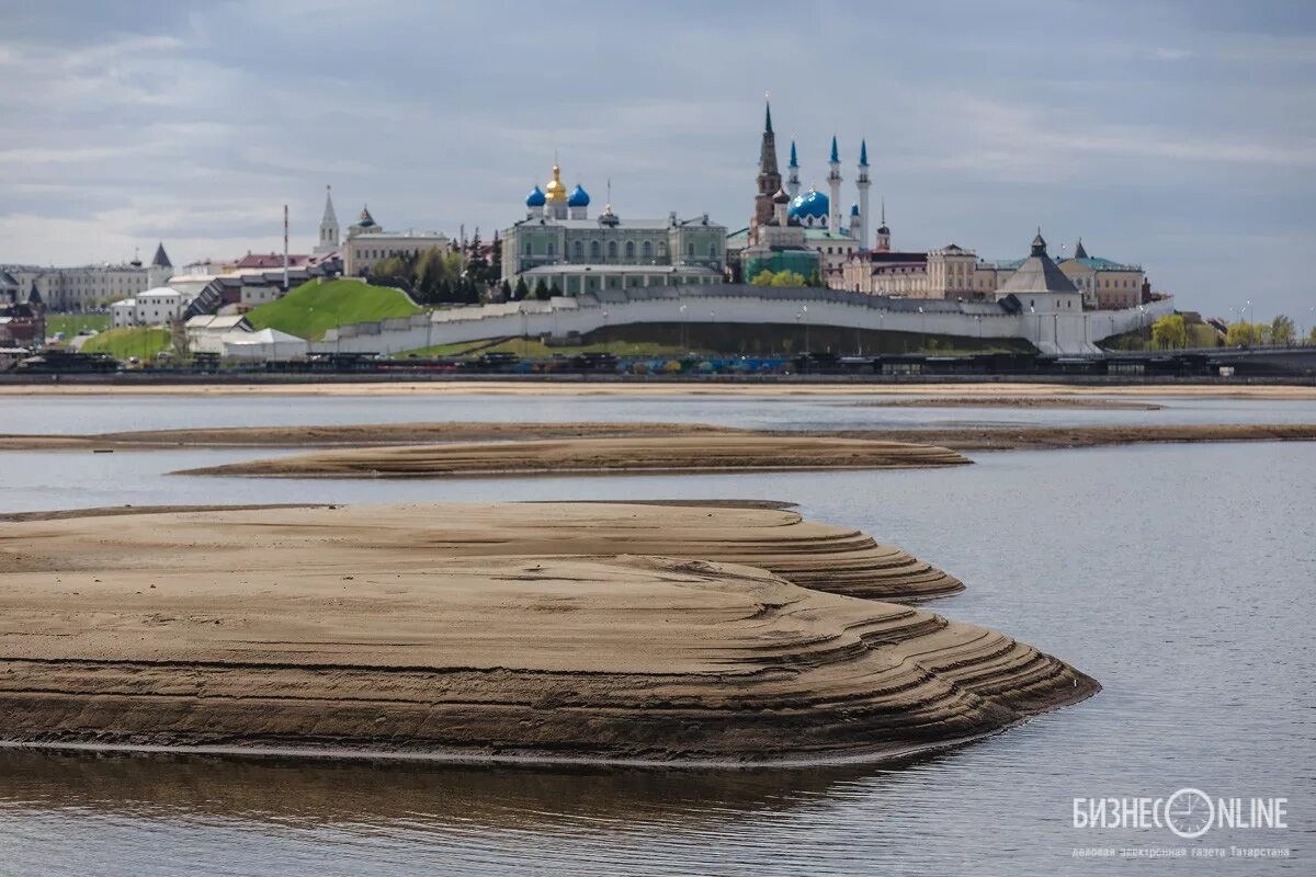Казань обмеление волги. Река волга в казани набережная. Река волга в казани. Вода казанка. Грязная река волга.