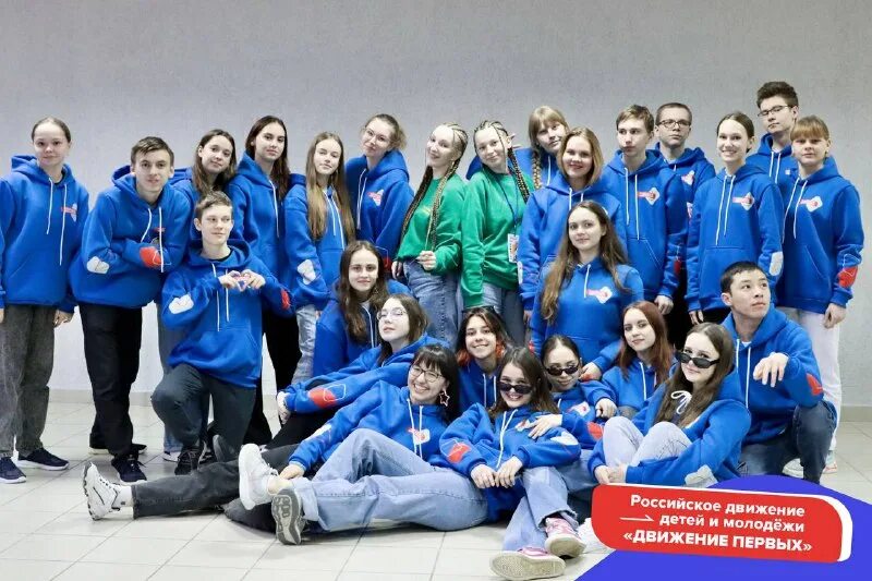 Молодёжные объединения в россии. Российское движение молодежи. Российское движение детей и молодежи фон. Участница движения первых. Участница движения первых.