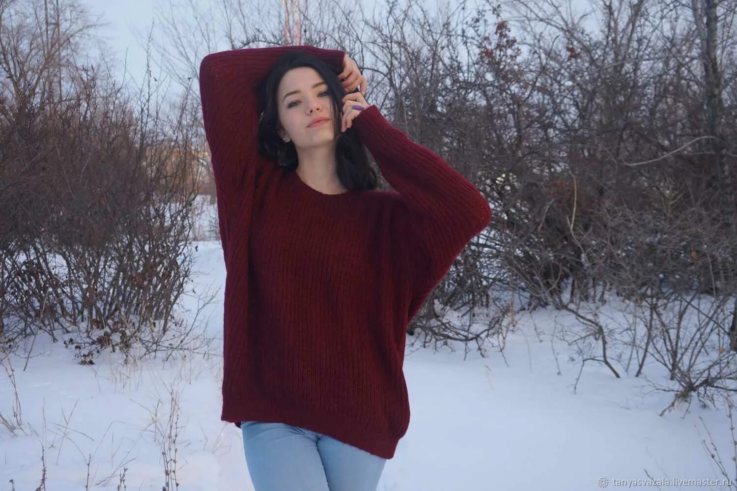 Свитер оверсайз 2021-2022. Оверсайз одежда. Объемный свитер. Девушка свитер оверсайз. Джемпер дропс 2022.