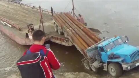 На первую баржу погрузили