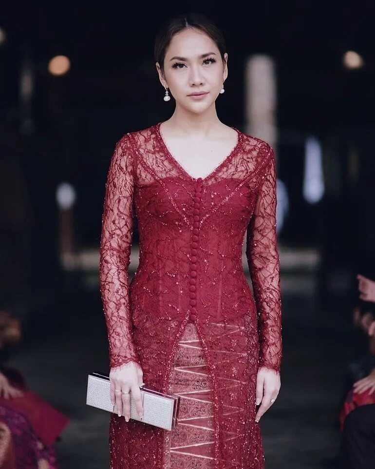 Kebaya merah di hotel. Kebaya. кебайя индонезия. kebaya merahhhb. kebayak merah vera kebaya.