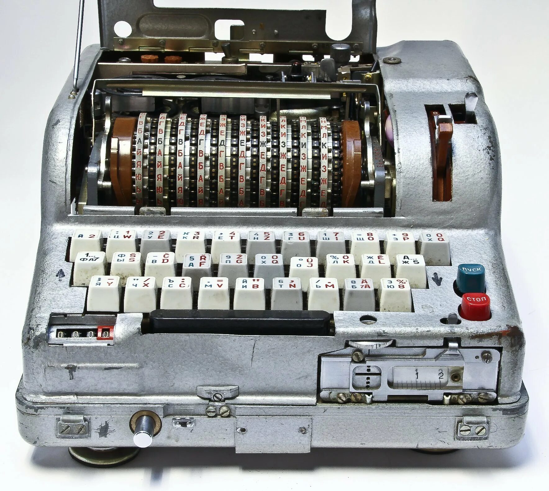 Шифровальная машина фиалка м-125. Кодировочная машина фиалка м-125. Шифровальная машина м-101 изумруд. М 105 м 125. Шифровальная машина м-205 уран.
