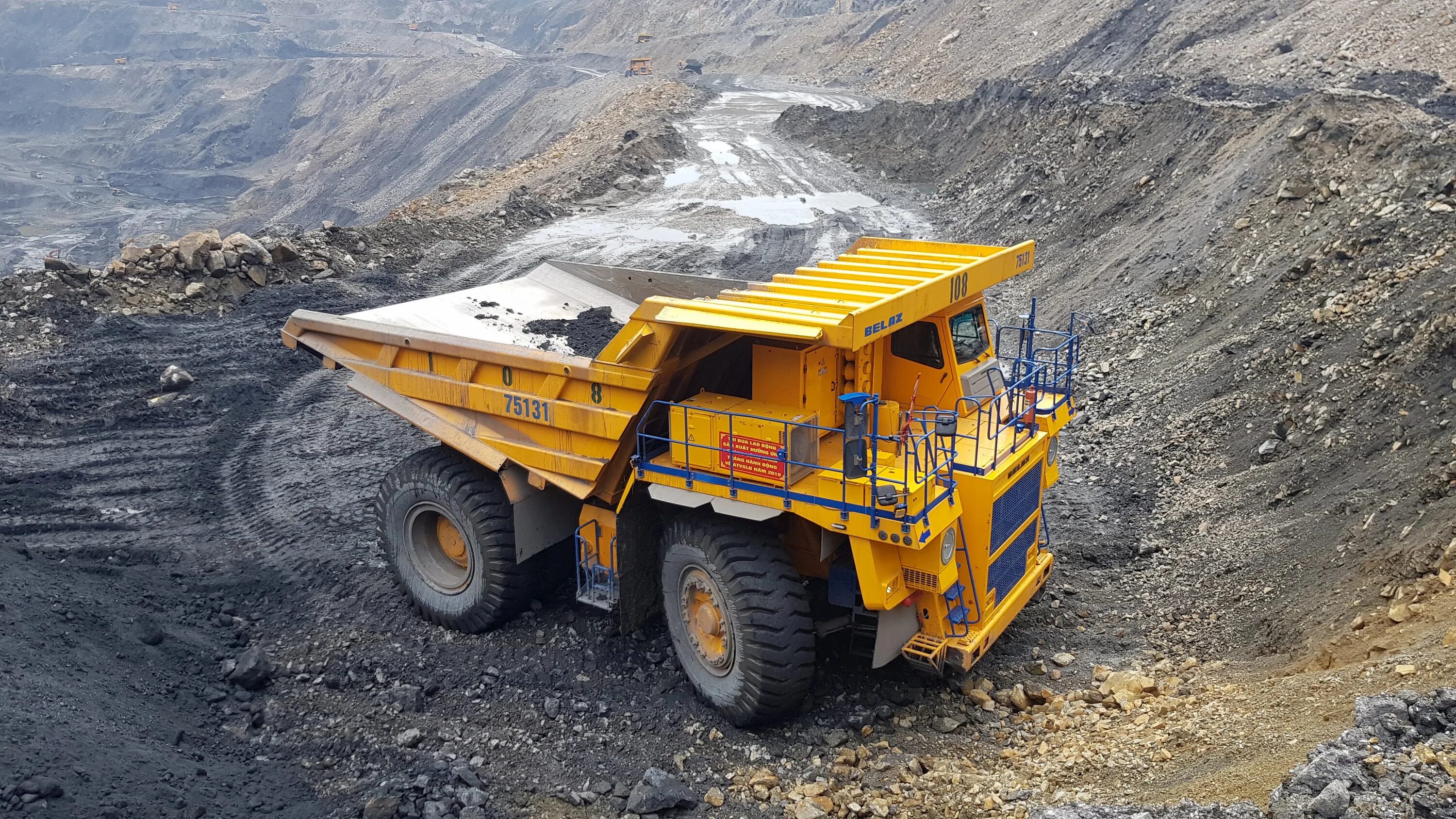 Самосвал белаз 75131. Белаз 75131 ( 130т). Вольво самосвал 6х6 карьерный. Самосвал на карьере. Коматсу карьерный самосвал.