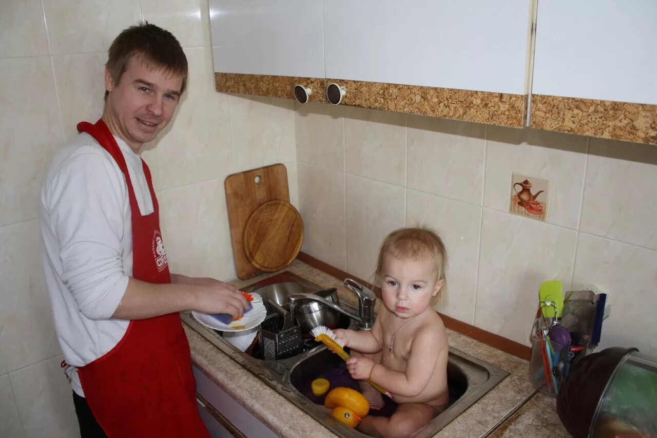 Мужчина с ребенком на кухне. Кухня для детей. Папа с детьми на кухне. Мужчина дома с ребенком. Мама помогла сыну папа помог
