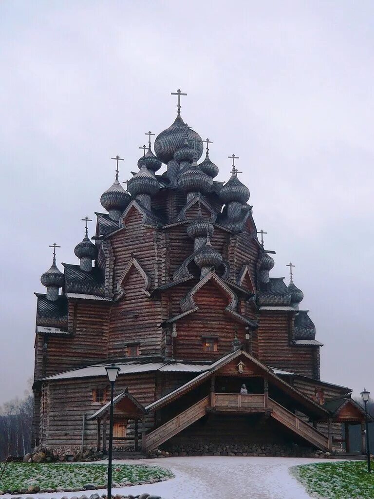 Кижи осенью. Церковь преображения господня остров кижи республика карелия. Архитектурный ансамбль кижи. Преображенская церковь кижи 17 века. Церковь покрова пресвятой богородицы на острове кижи.