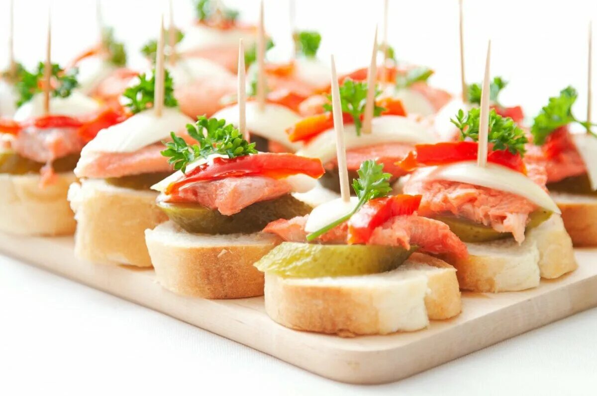 Красивые бутерброды для детей. Бутербродики канапе. Вкусные канапе. Закуски на шпажках на праздничный стол. Канапе для детей.