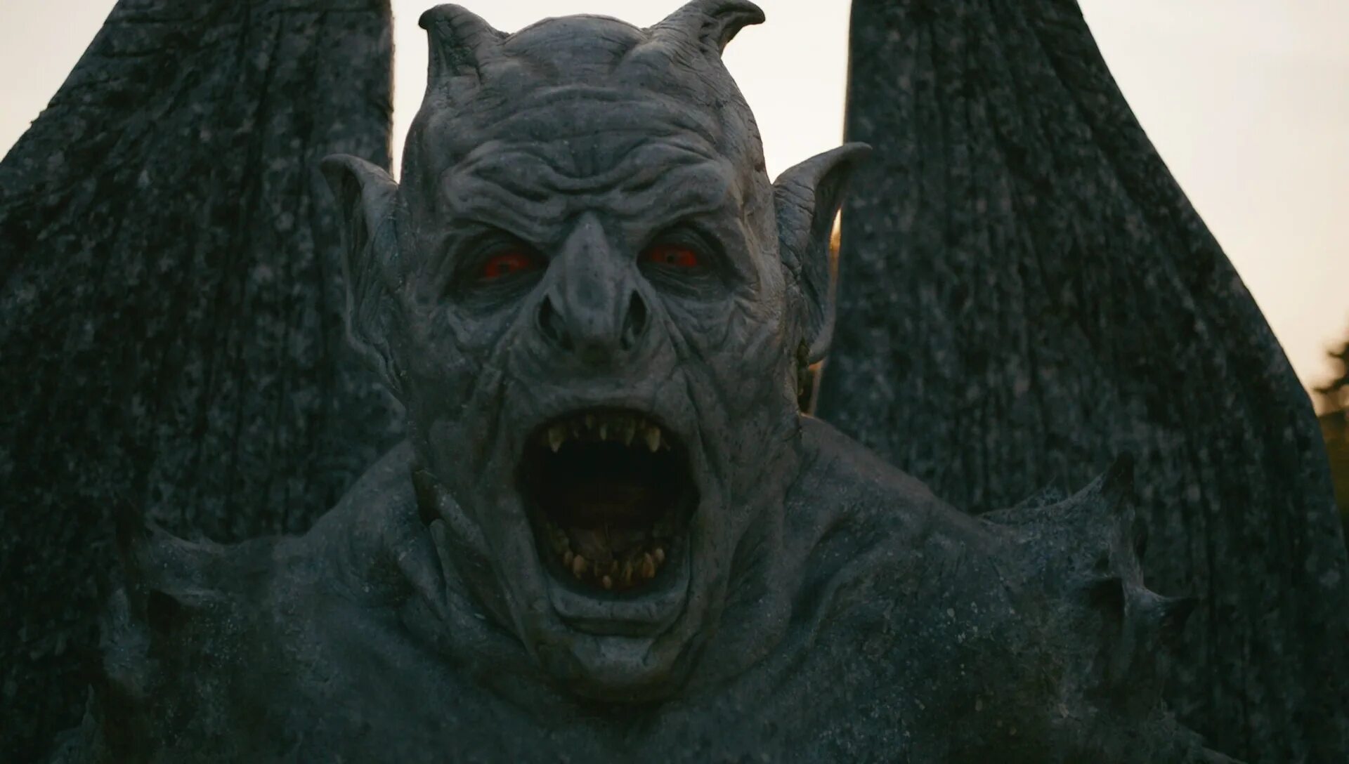 Горгулья в очках. Гаргульи стражи тьмы. Бэтмен на горгулье. Страж тьмы фильм 2005. Страж тьмы фильм 2005.