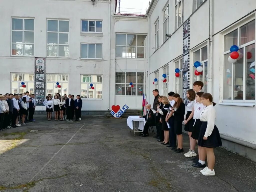 Торжественная линейка приуроченная поднятию флага. Линейка посвященная поднятию флага России в школе. Поднятие флага в школе в Снежинске.