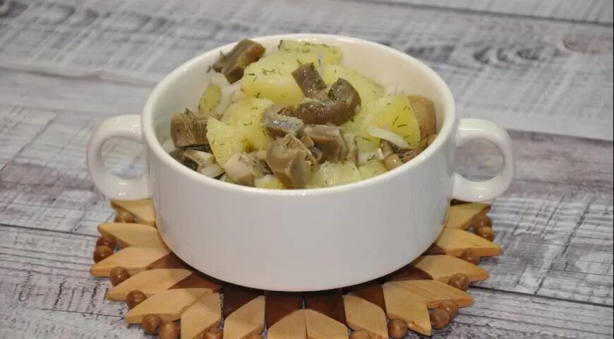 Грузди с картошкой в сметане. Жареная картошка с белыми грибами. Грузди с картошкой. Жареная картошка с груздями на сковороде. Картошка с солеными грибами.