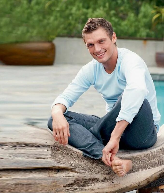 Новосибирск босоногий. Юра шатунов в желтом костюме. Мужчина босиком. Мальчишки босиком. Босоногие мальчишки.