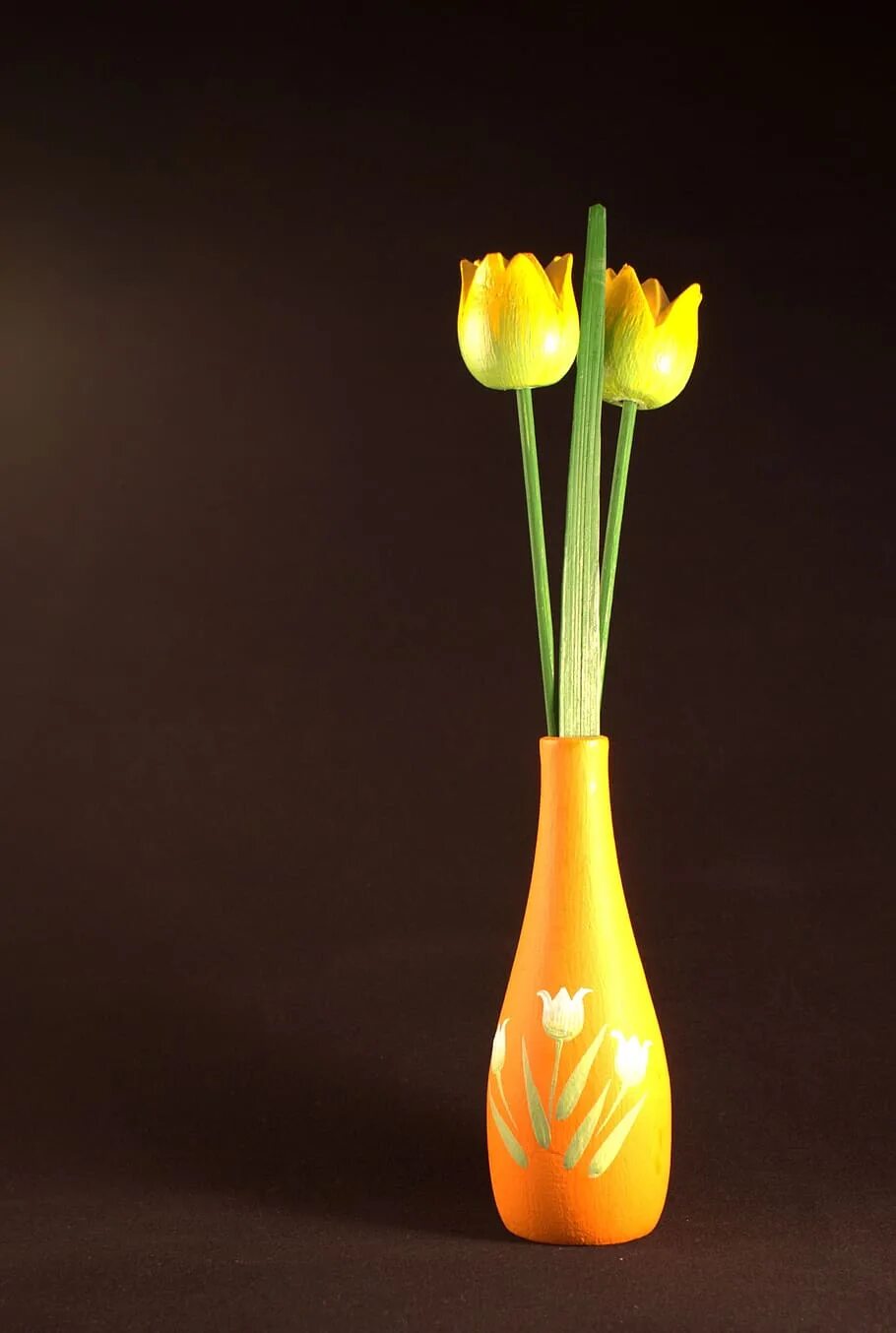 Сколько воды наливать тюльпанам в вазе. Вазы для тюльпанов. Ваза с тюльпанами. Тюльпаны в вазе. Ваза с цветами.