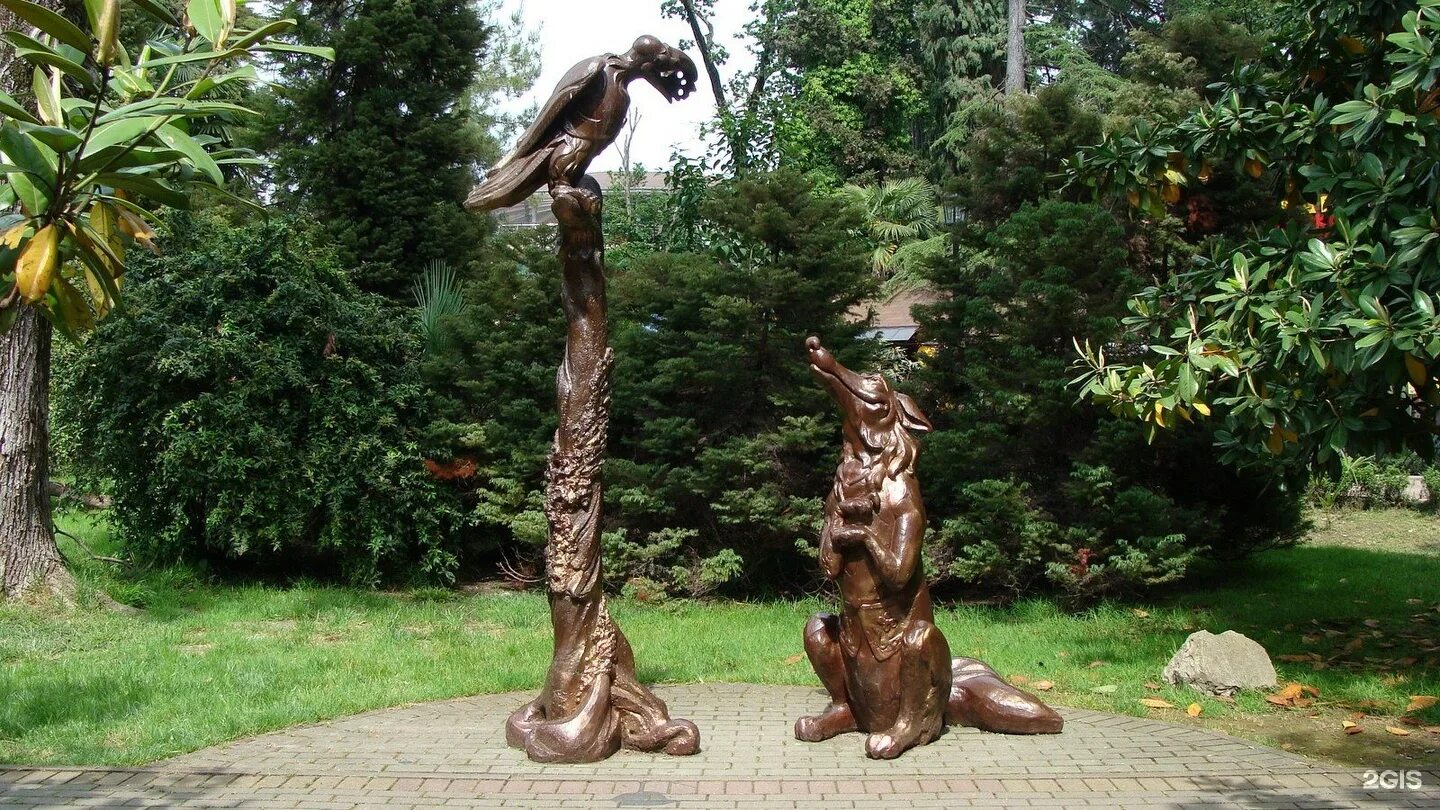 Памятники басням на патриарших прудах в москве. Фигура басен. Памятник квартет крылова. Памятники города сочи ворона и лисица. Скульптурная композиция ворона и лисица в сочи.