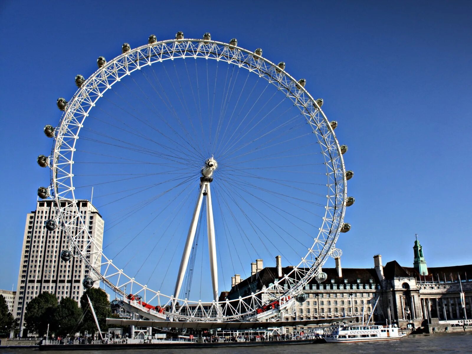 One of the london s. Колесо обозрения Лондонский глаз. Глаз Лондона колесо обозрения. Лондонский глаз London Eye. Великобритания колесо обозрения London Eye.