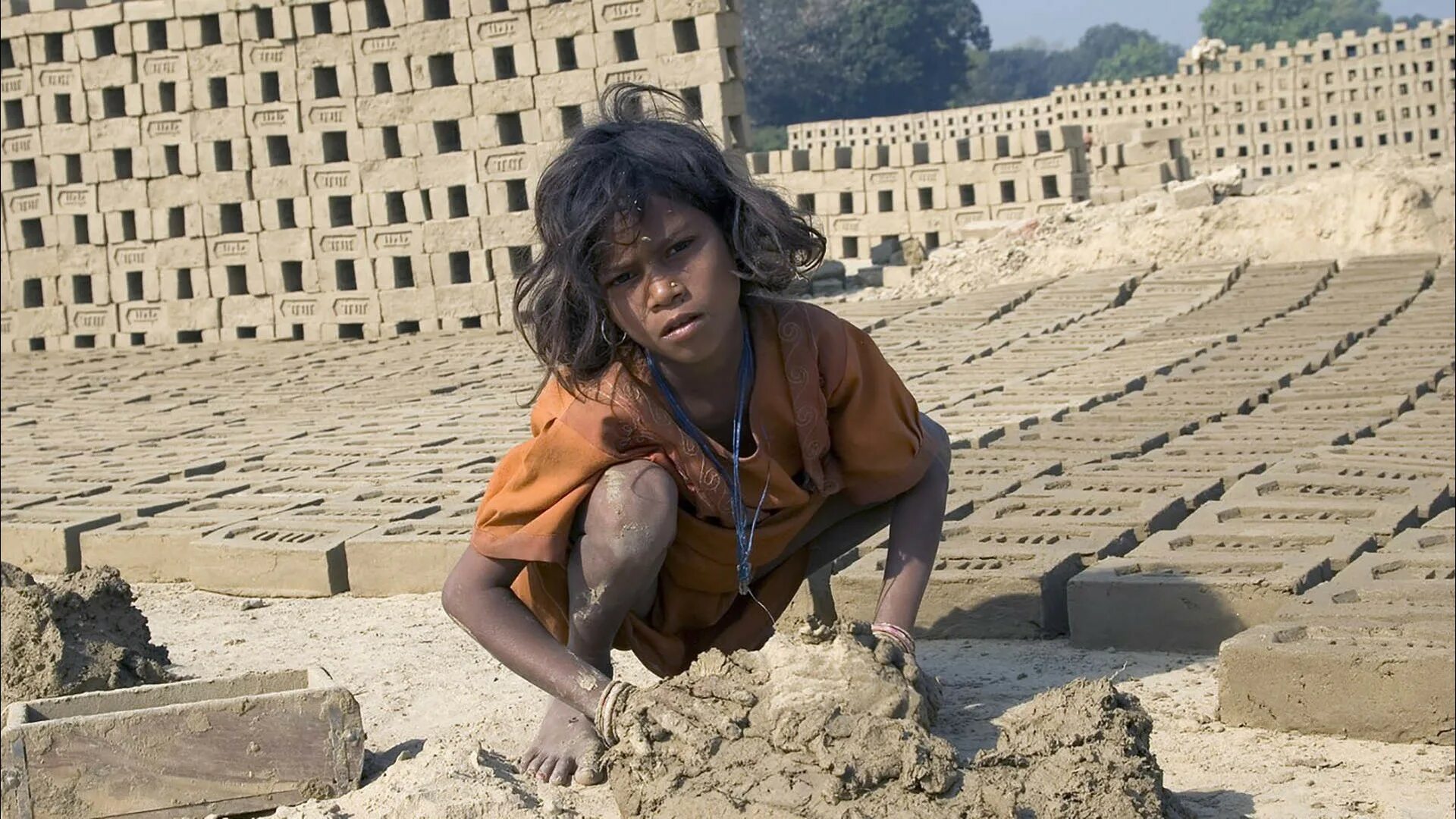 Мальчик стал рабом для девочки. Мальчик стал рабом для девочки. Бытовое рабство. Каблуки для детей. Рабский труд детей в африке.
