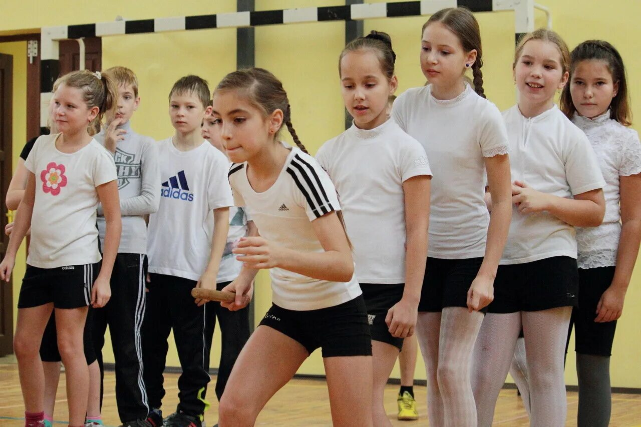 Школьное спортивное состязание. Школьные спортивные соревнования. Спортивная школа. Физкультуры в школе девочек. Физкультура соревнования.