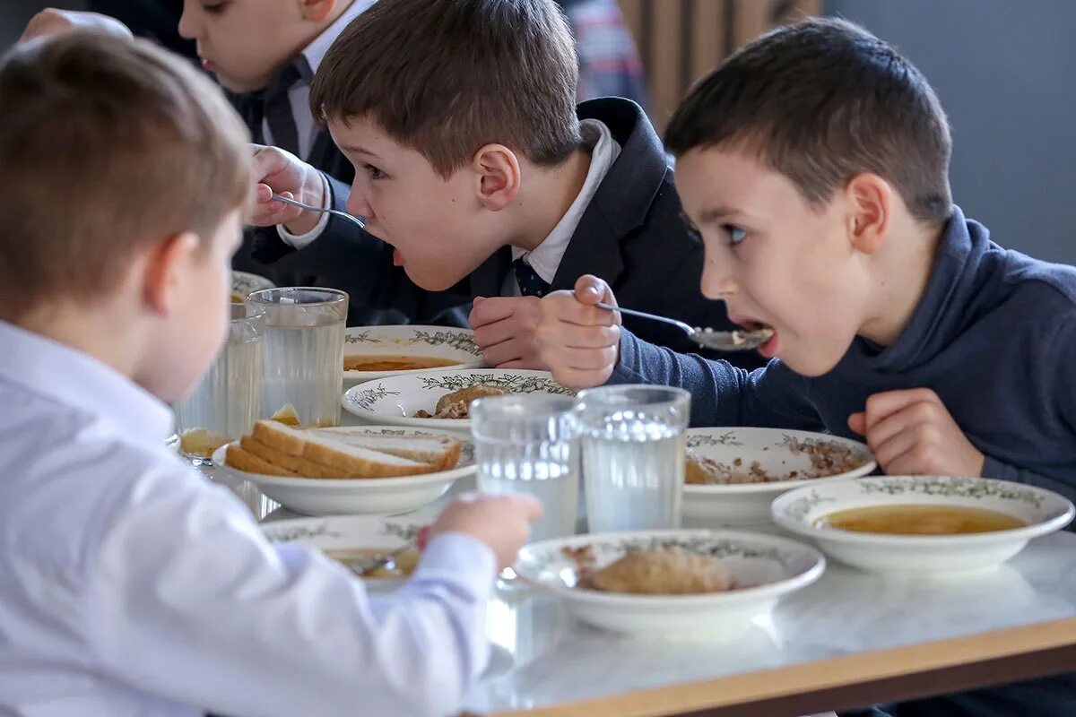 Время обеда в школах. Школьники в столовой. Обед в школе. Горячее питание школьников. Питание детей в школьной столовой.