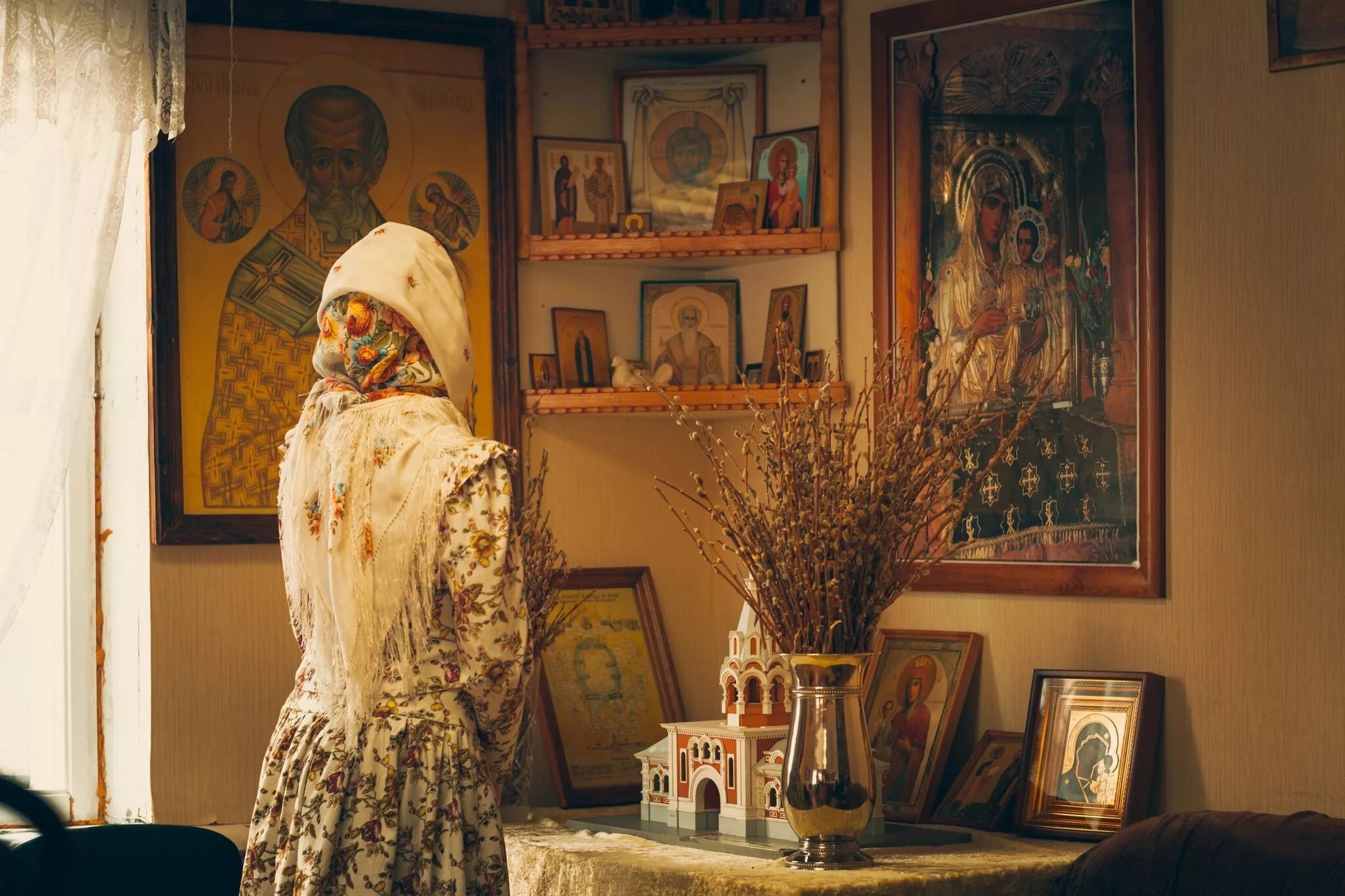 Молитва сегодня дома. Девушка перед иконой. Православный храм. Православный человек молится дома. Иконы в храме.