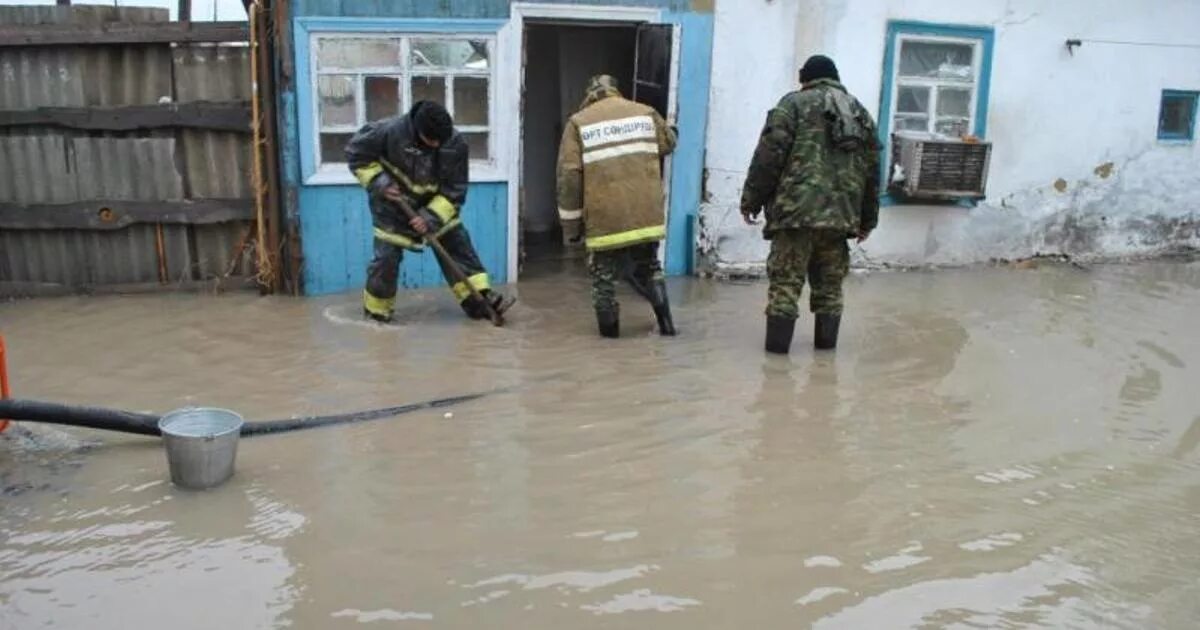 Паводок в атырау. Ликвидация последствий наводнения. Фото подтопления жилых домов. Ликвидация подтопления. Ликвидация паводка в городе.