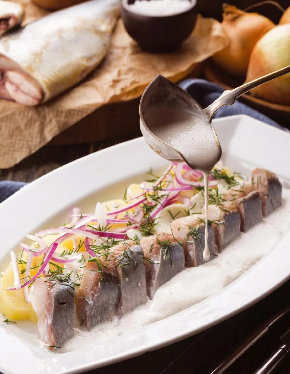 Фото рецепт селедка. Селедка. Блюда с селедкой. Вкусная селедка. Сельдь слабосоленая подача.