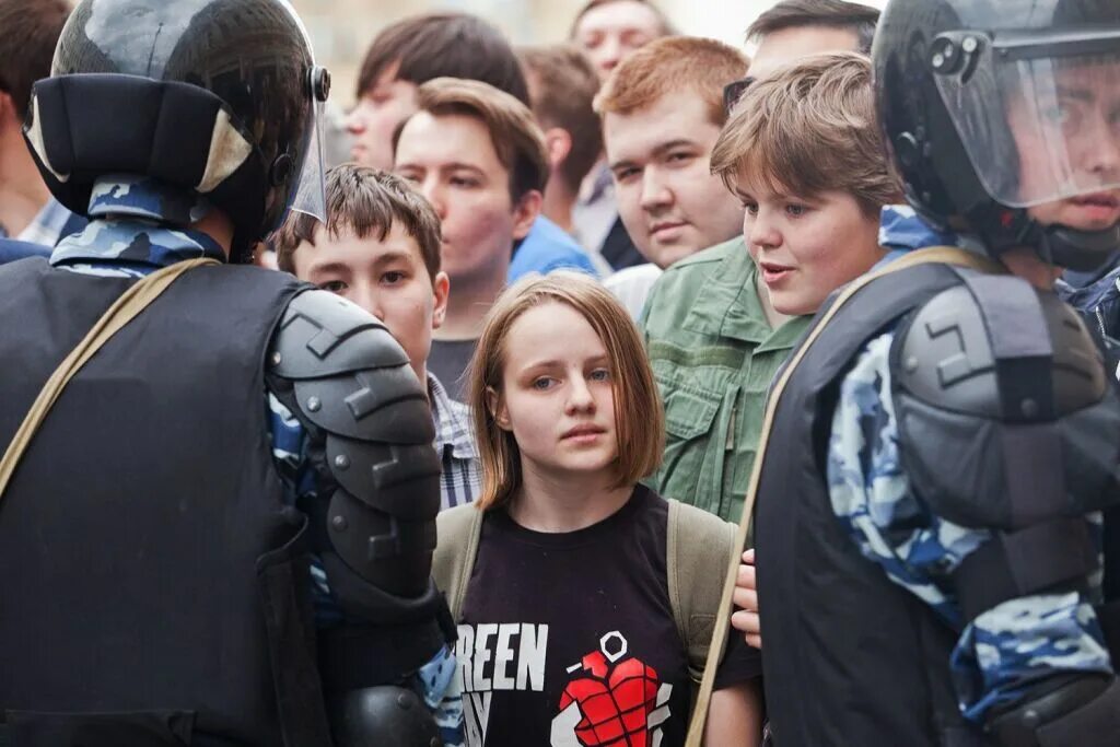 Бунт подростка. Молодежь на митинге. Молодежь на митинге. Школьники на митинге. Дети на митинге.