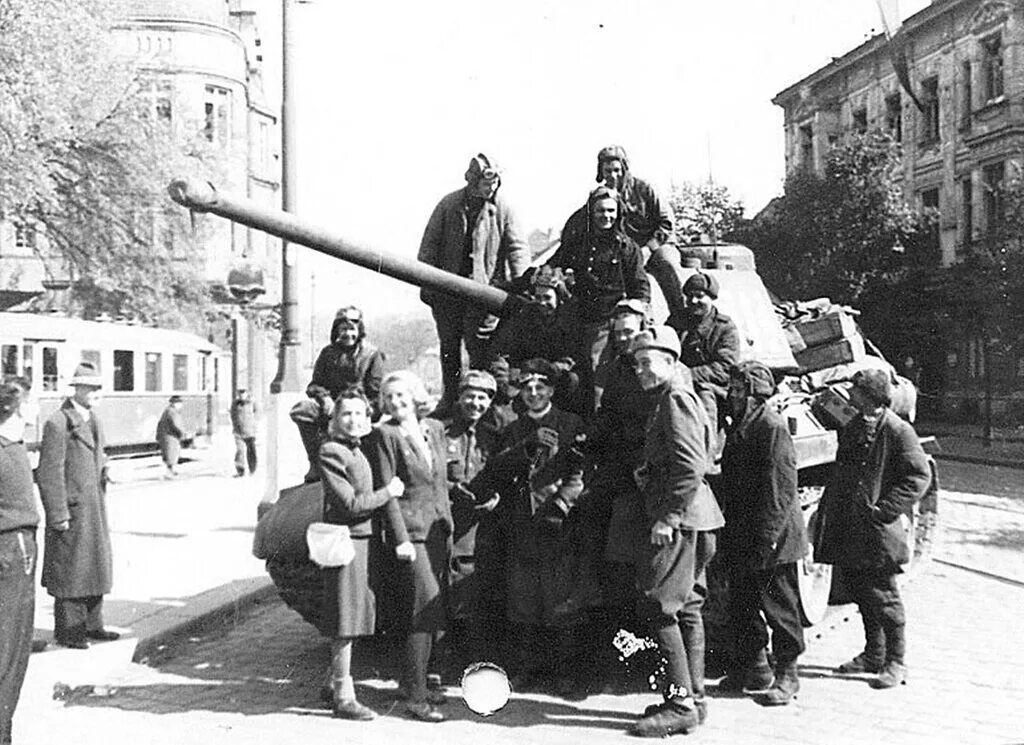 Красная армия в чехословакии. Освобождение Австрии 1945. Освобождение Австрии советскими войсками. Советские солдаты в Вене 1945.