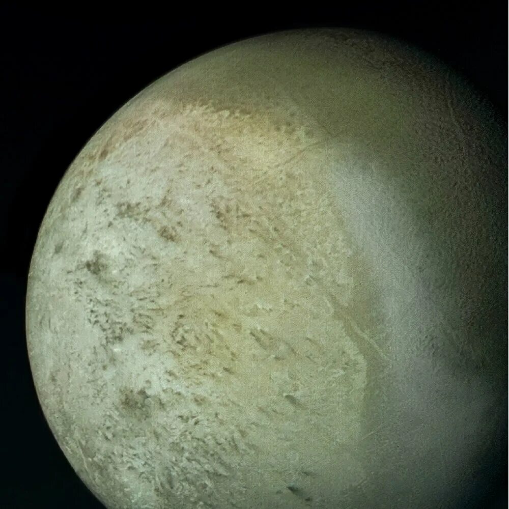 Тритон спутник нептуна поверхность. Галимеда спутник нептуна. Снимки нептуна с вояджера. Тритон спутник снимки вояджера. Луна тритон.