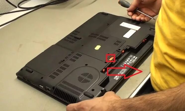 Как достать аккумулятор из ноутбука. Acer aspire 3 аккумулятор. acer aspire 5 акб. acer v3 771g аккумулятор. крышка acer e5-771g.
