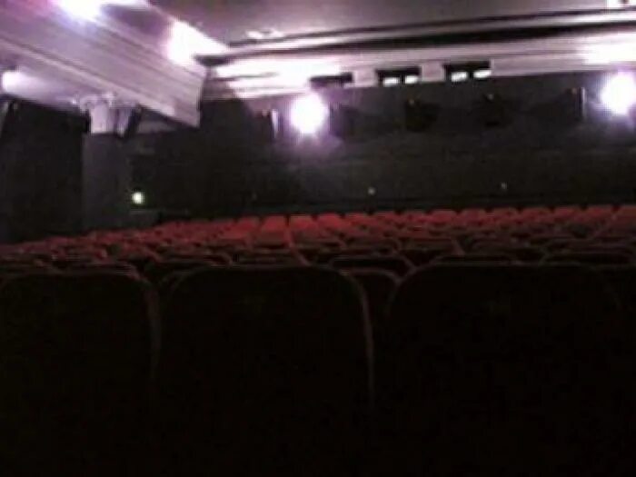 Реконструкция кинотеатр космос. Кинотеатр им маяковского в одессе. Афиша кинотеатра. Кинотеатр запорожье. Кинотеатр запорожье.