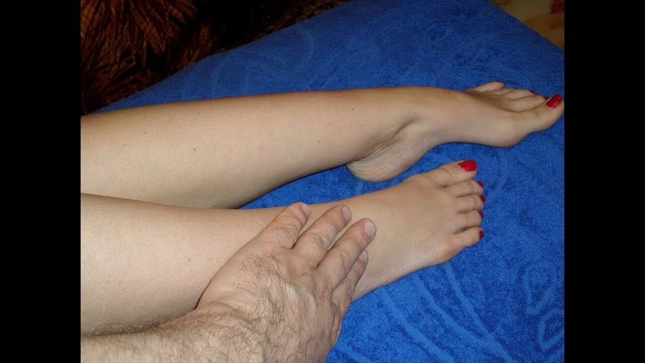 Feet vids. Массаж ступней звезд. Усталость ног. Массаж ног от отеков ляжки.