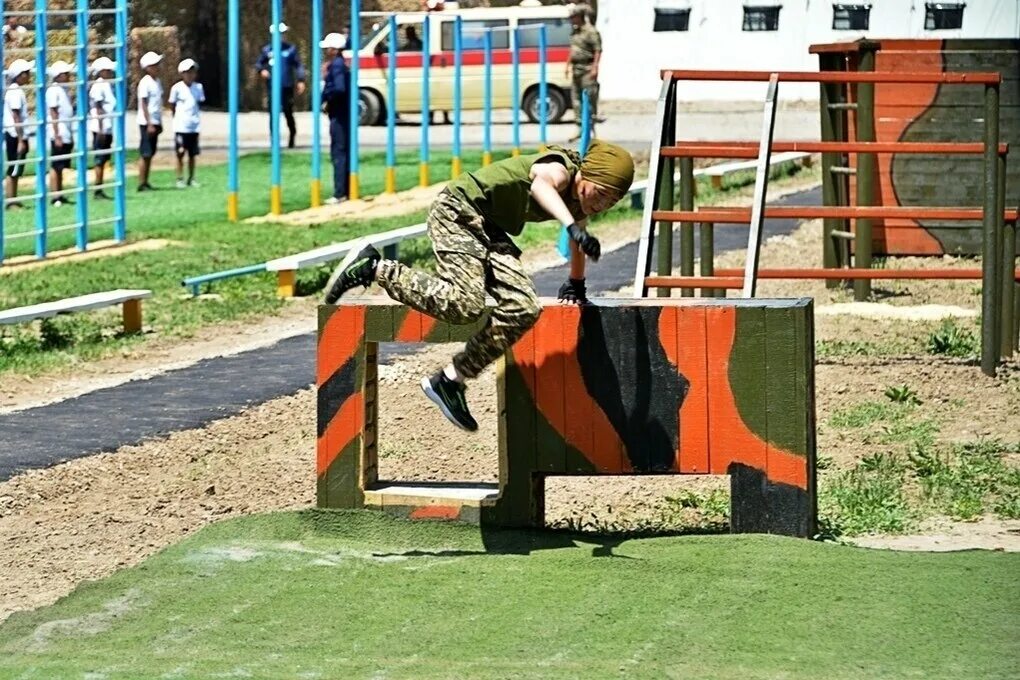 Скп-102 полоса препятствий. Школьная полоса препятствий скп-102. Спортивный городок воинской части. Военно спортивный городок. Школа 141 полоса препятствий.
