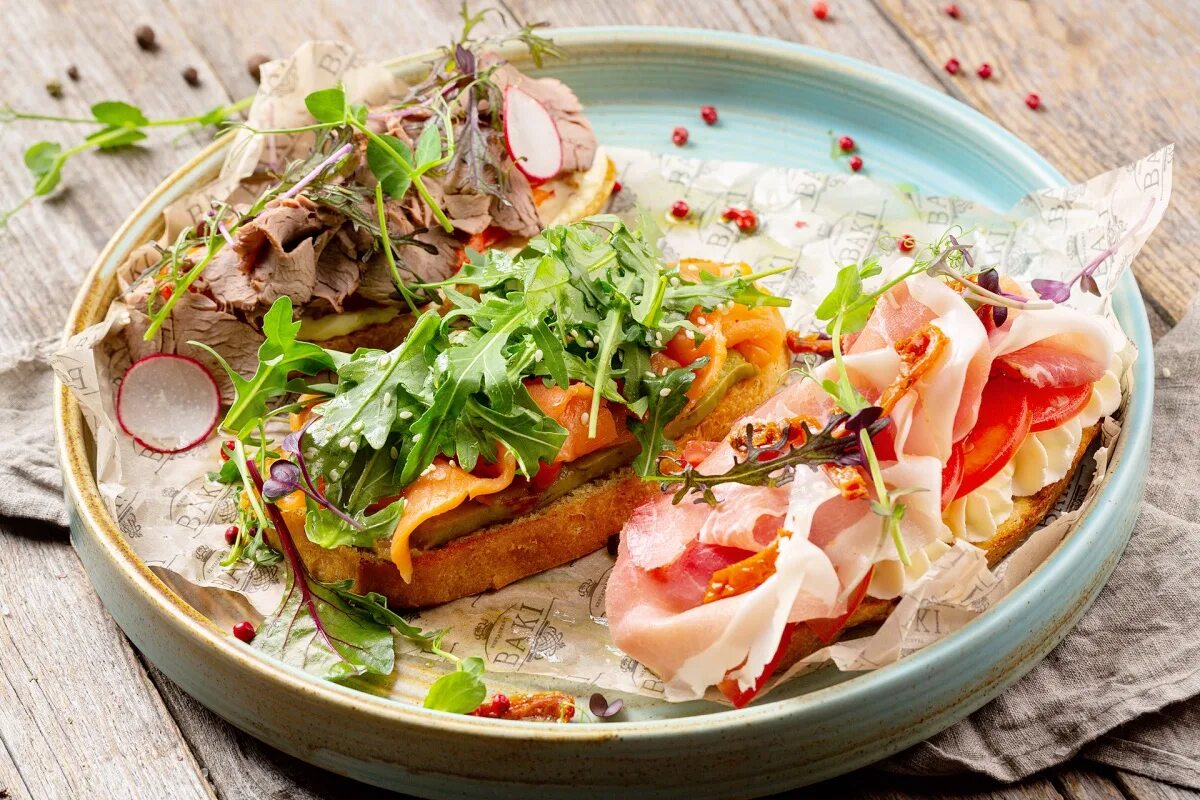 Кафе бар батон подольск. Пицца суши бургер. Тапас сет. Закуски в ресторане. Горячие закуски в ресторане.