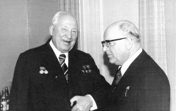 Файвель славский. Славский министр среднего машиностроения. Славский министр среднего машиностроения. Славский министр среднего машиностроения. Славский министр среднего машиностроения.