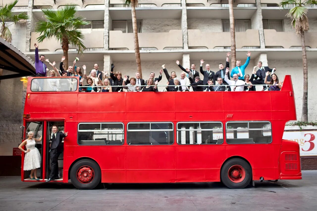 17 невероятных. Двухэтажный автобус вечеринка. Double Decker Bus. Автобус в Лас Вегас. Английский автобус внутри с людьми.