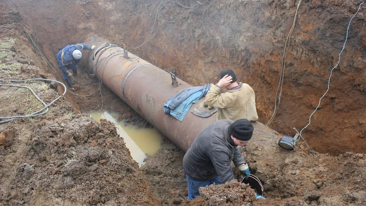 Трубопроводы водоснабжения. Прорыв нефтепровода. Магистральный водопровод. Водопровод большой.