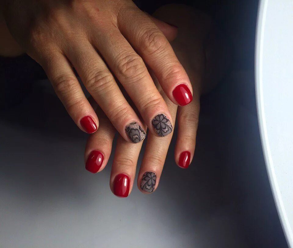 Красный маникюр на короткие. Очень короткий красный маникюр. Красно бежевый маникюр на короткие ногти. Красный маникюр на очень короткие ногти. Красный маникюр на короткие ногти.
