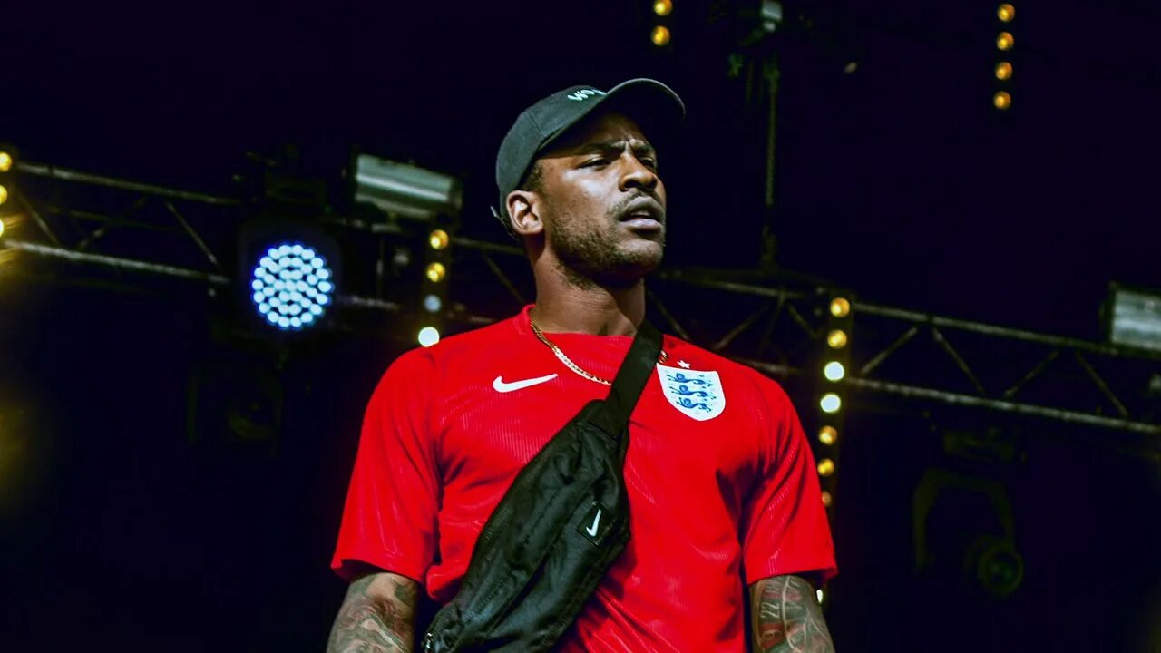 Skepta gas me up. Skepta. skepta рост. skepta в полный рост. скепта таилвинд.