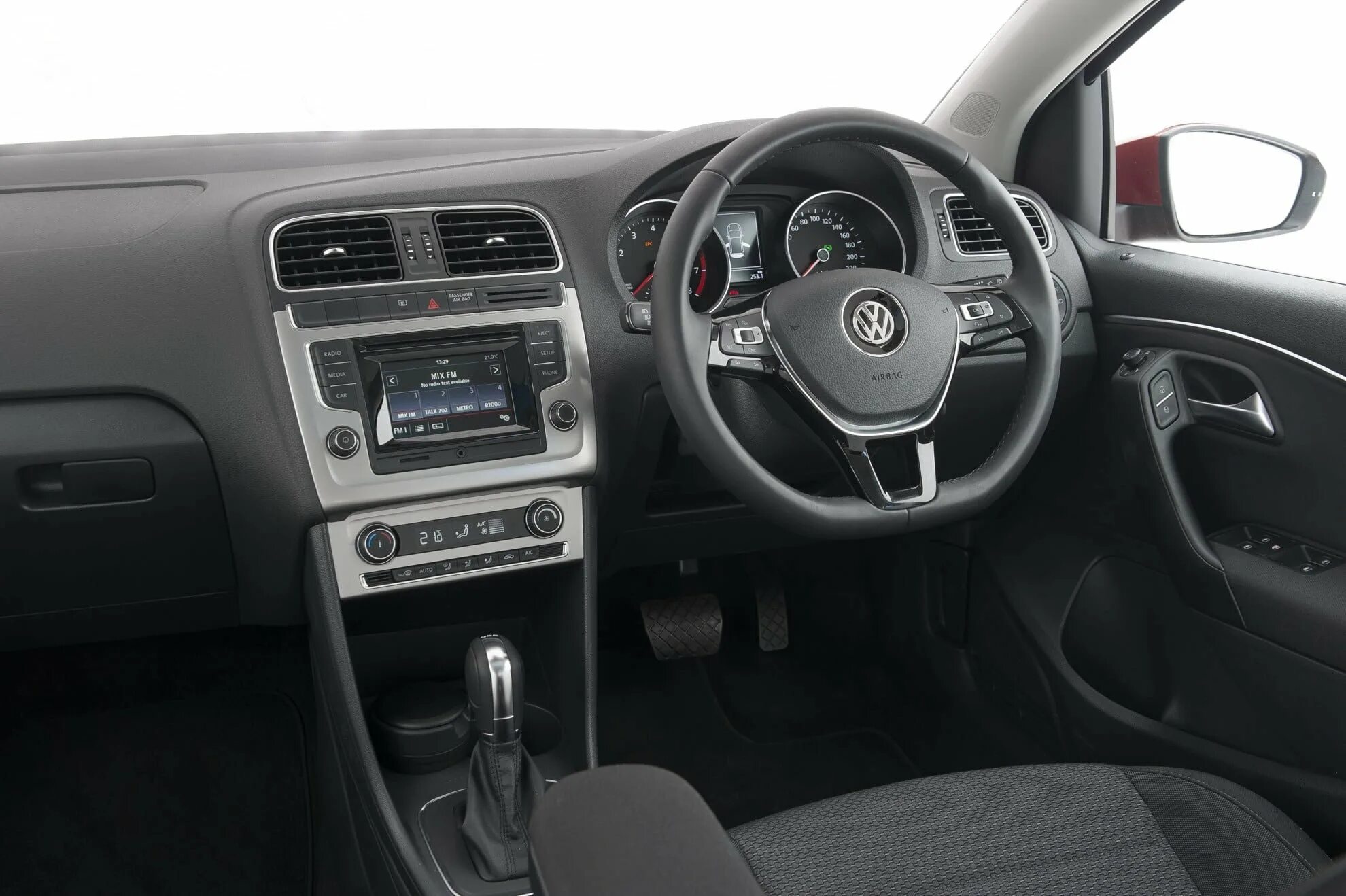Volkswagen Polo sedan 2012 салон. Фольксваген поло 2014 салон. Volkswagen Polo 2014 Торпедо. Volkswagen Polo sedan Рестайлинг салон. Поло торпедо