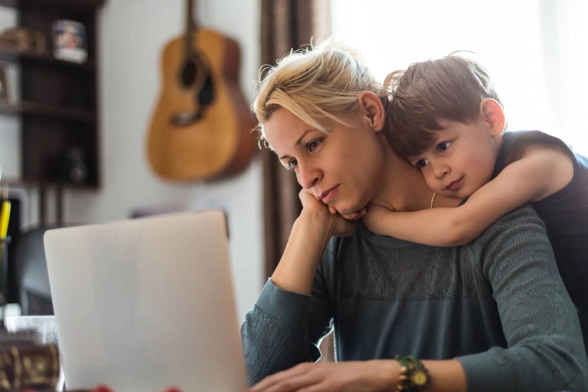 Young mother like. Ребенок доверяет. Семья родителя одиночки. Ребенок доверяет родителю. Семейный дом для матери-одиночки.