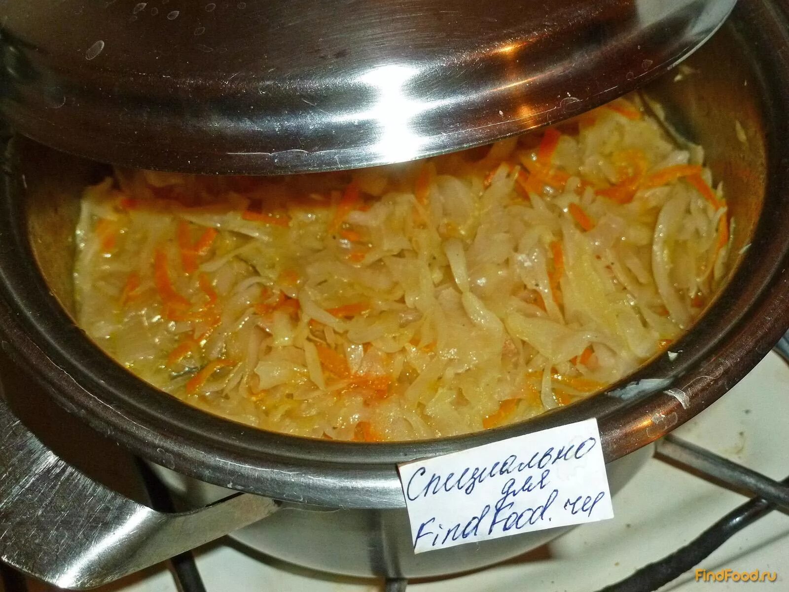 Тушить капусту с мясом в кастрюле пошаговый. Капуста с мясом на сковороде. Тушёная капуста с тушёнкой. Картошка с капустой. Тушеная капуста в казане.