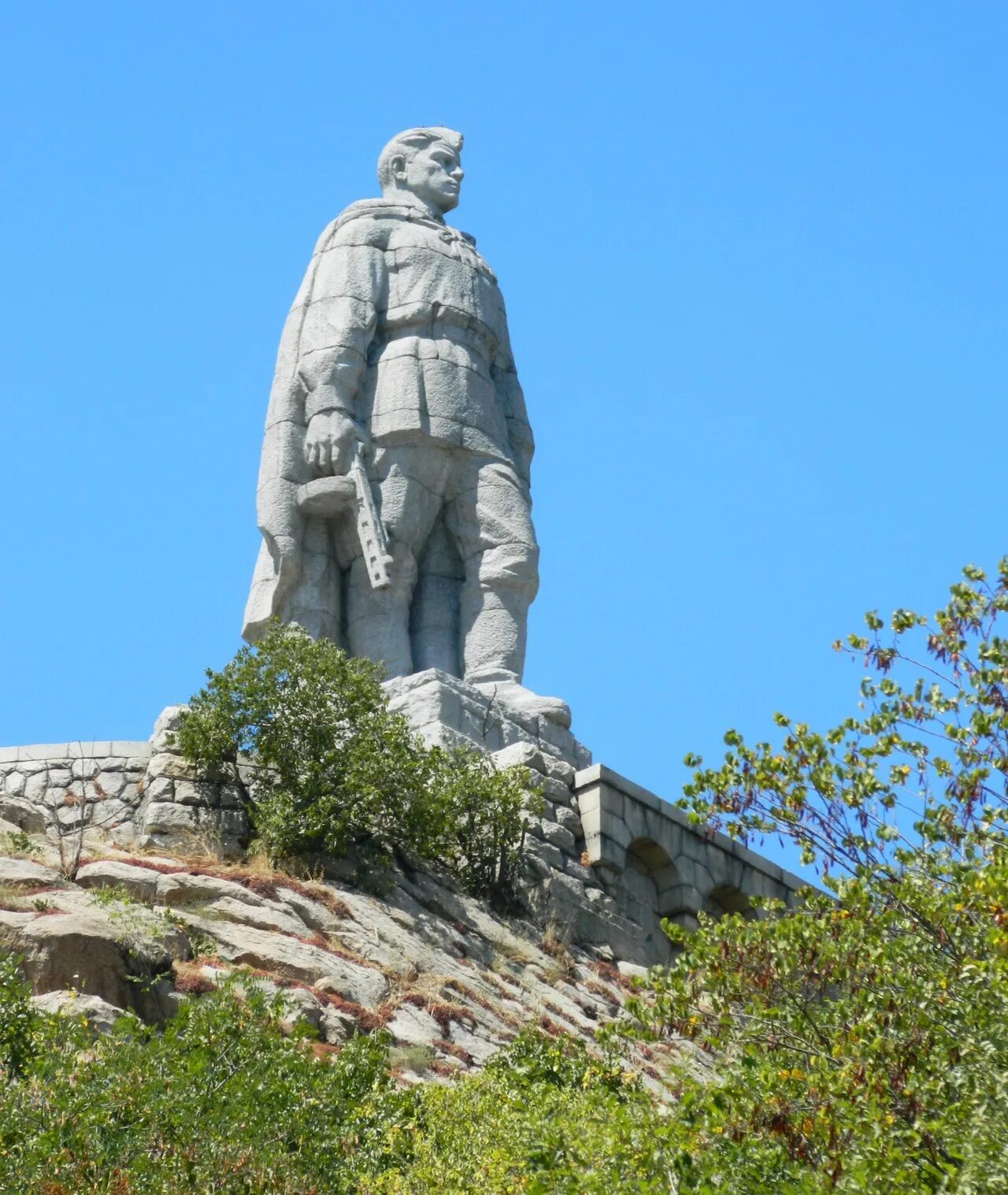 Памятник алеше в болгарии. Алеша Пловдив Болгария. Монумент Алеша в Болгарии. Памятник алёше в Болгарии. Алёша (памятник, Пловдив).