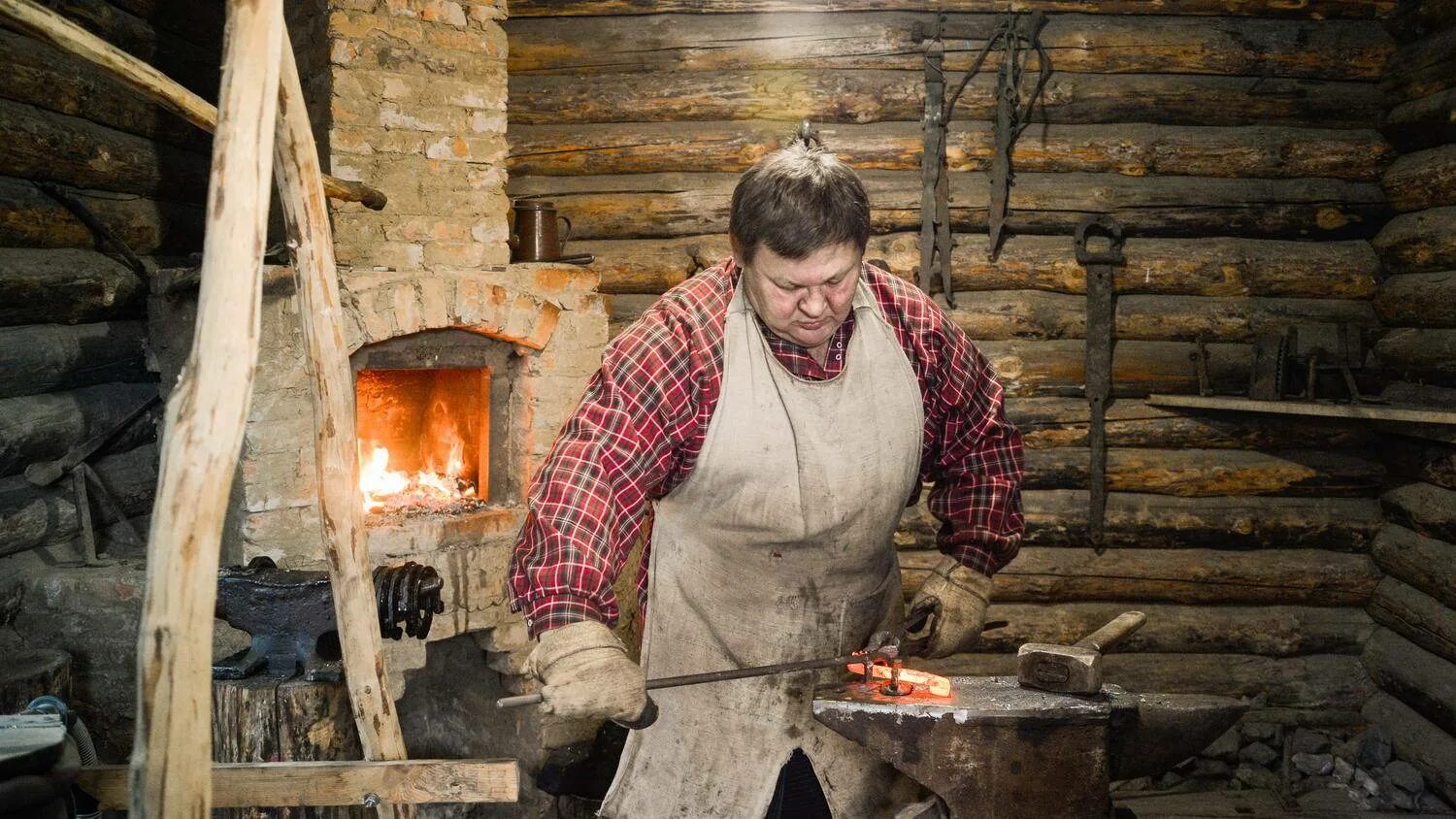 Кузница в вымершей деревне. Кузнечное дело. кузница в старину. кузнецкое ремесло. историческая кузница.