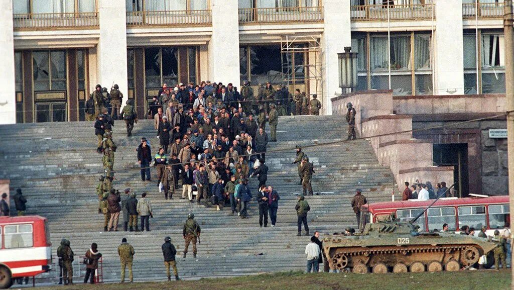 События 3 октября 1993. 1993 год москва белый дом штурм. альфа в 1993 белый дом путч. белый дом москва 1993 внутри. переворот 1993 года здание верховного совета.