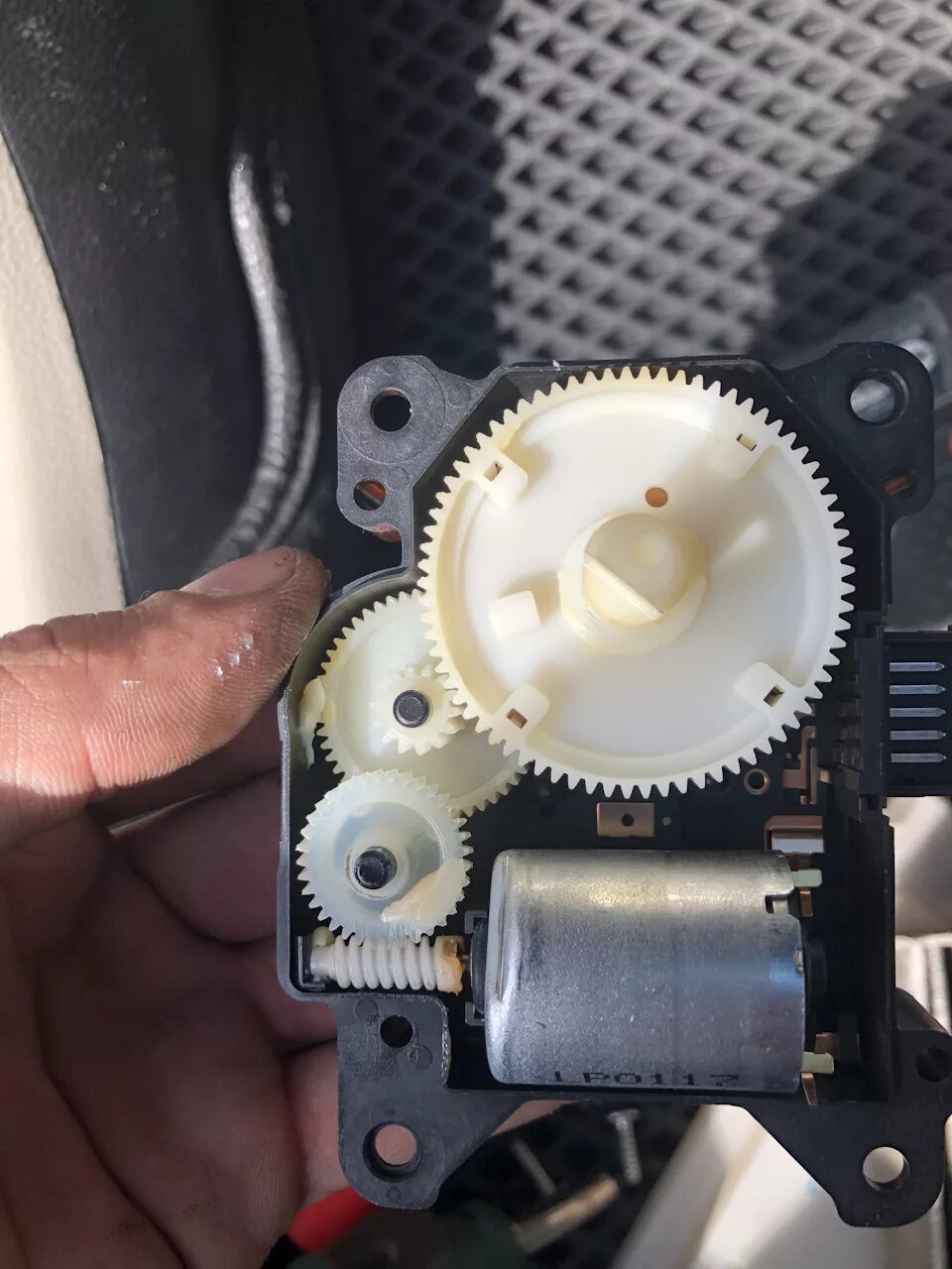 Замена сервопривода. Замена сервопривода печки ауди а3 8v. Шестерня сервопривода заслонок волга сайбер. Замена сервопривода газель бизнес. Разбор серводвигателя.