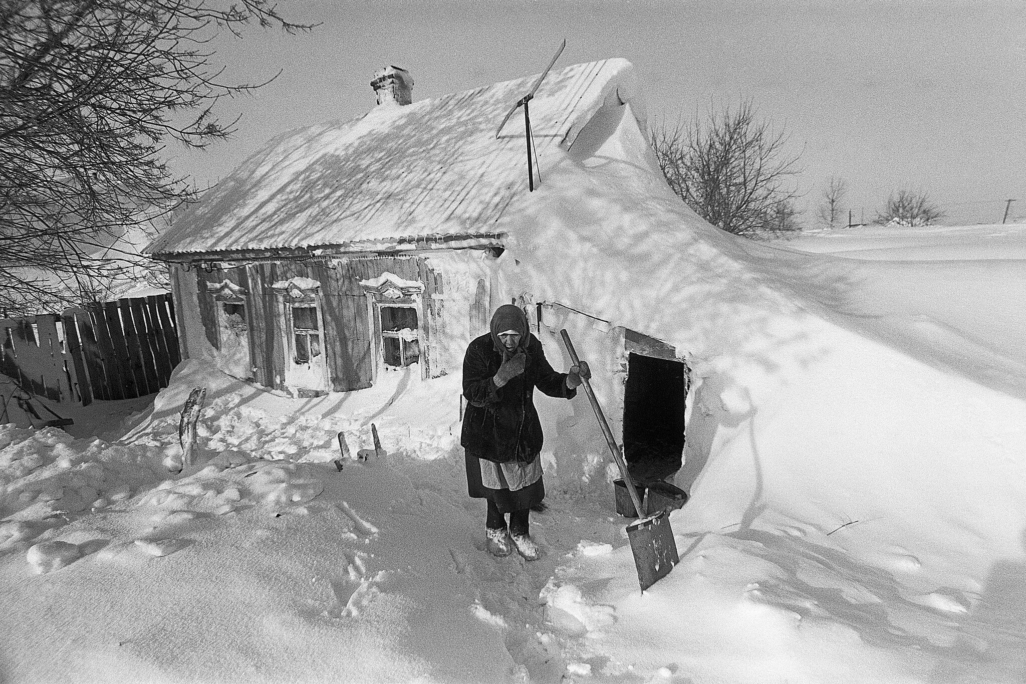 Пурга в деревне. Заметает зима. Дом занесло снегом. Деревню занесло снегом. Зайдешь в такую избушку зимой жилым