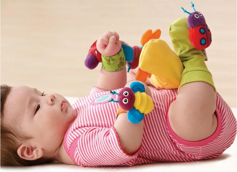 Какие игрушки нужны ребенку для развития. Игрушки для детей. Развивающие игрушки. Игрушки для малышей 6 месяцев. Игрушки для малышей до года.