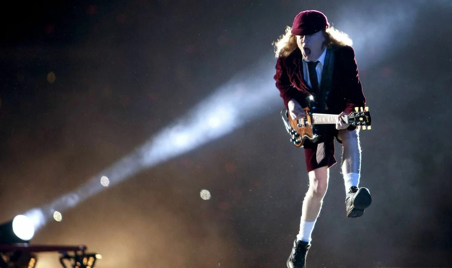 Асдс тундерструк. Angus young AC/DC. Гитарист AC DC. Angus young AC/DC 2022. AC DC Angus young молодой 2022.