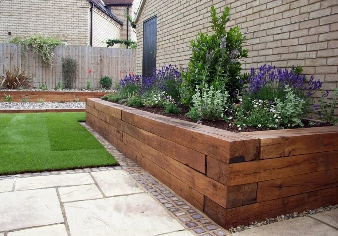 Ограждения для грядок и клумб. Деревянные клумбы. Грядка вдоль стены. Террасирование грядки. Грядки-клумбы мавританский дворик.