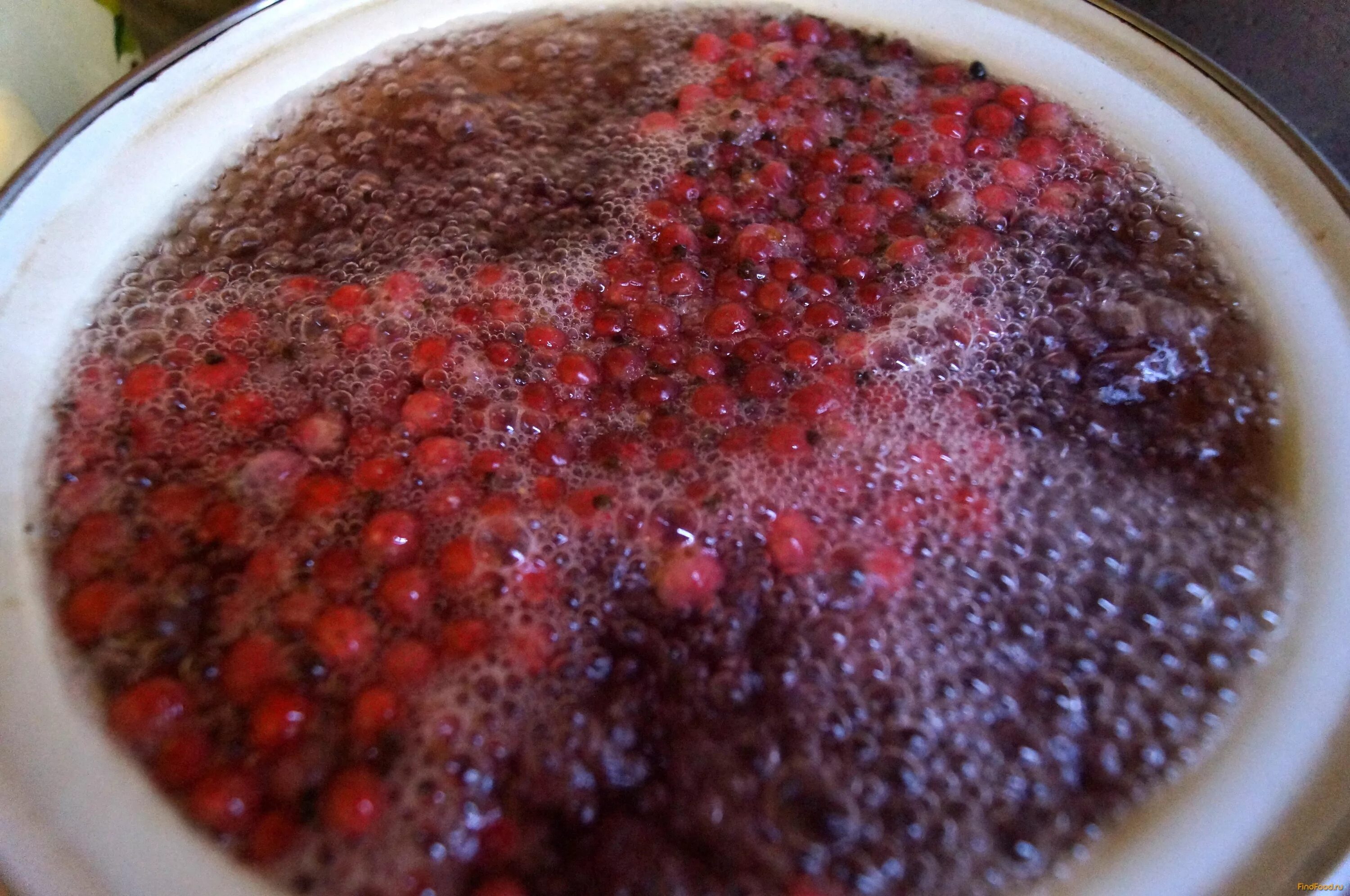 замороженные ягоды для компота. компот из смородины в кастрюле. замороженные ягоды для компота. кисель в кастрюле. компот из смородины в кастрюле.